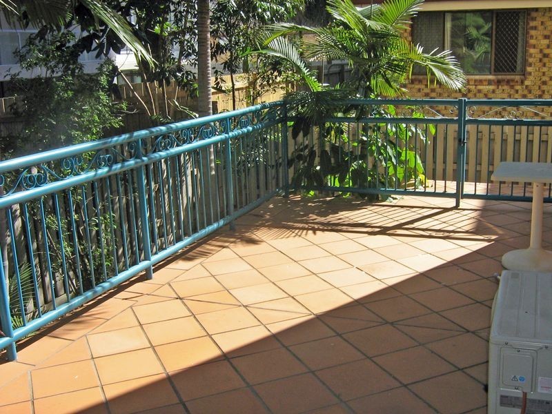 2/112 Surf Parade, Broadbeach QLD 4218