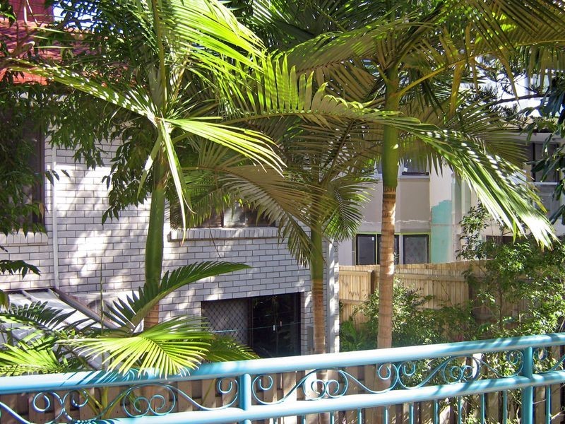 2/112 Surf Parade, Broadbeach QLD 4218