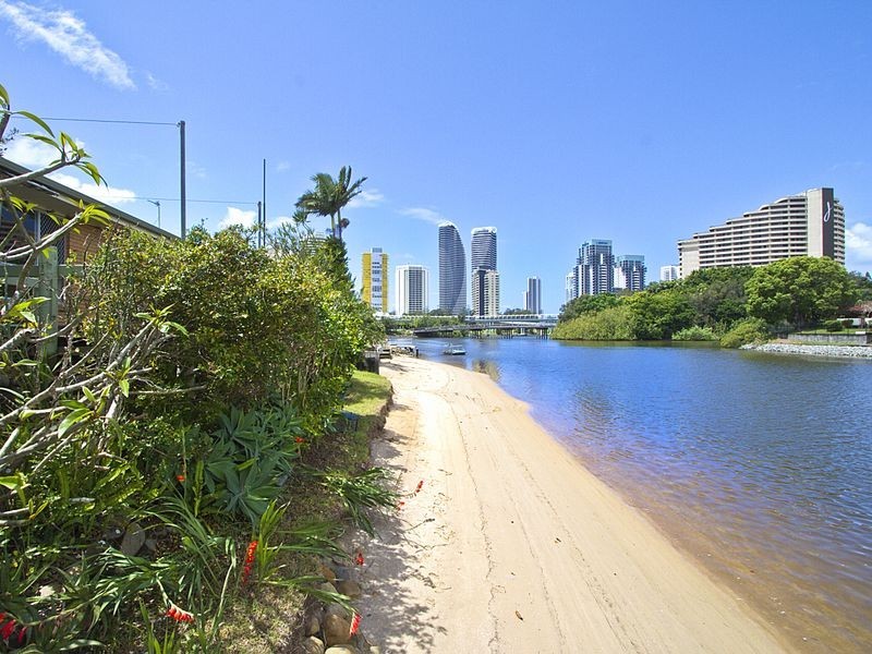 17 Miami Key, Broadbeach Waters QLD 4218