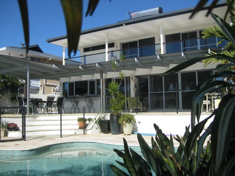 8 Rosemont Avenue, Broadbeach Waters QLD 4218