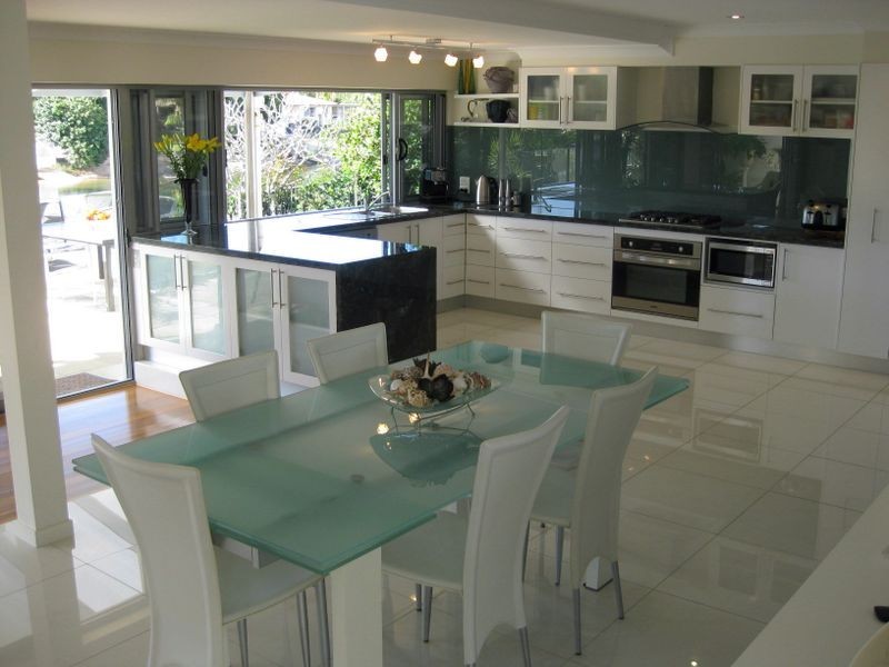 8 Rosemont Avenue, Broadbeach Waters QLD 4218