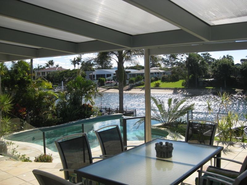 8 Rosemont Avenue, Broadbeach Waters QLD 4218