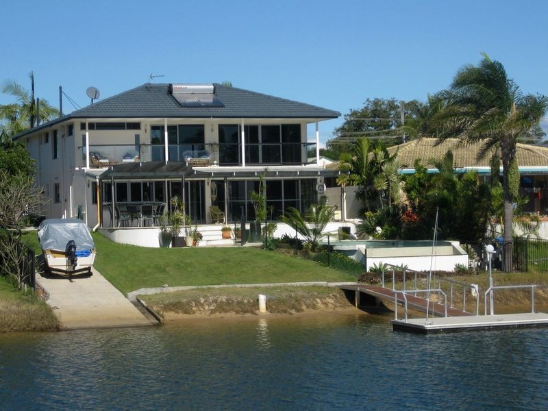8 Rosemont Avenue, Broadbeach Waters QLD 4218
