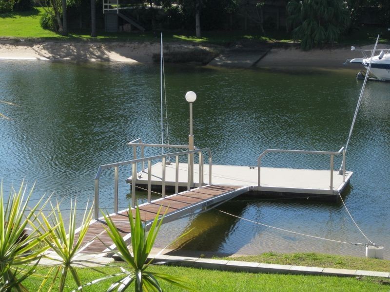 8 Rosemont Avenue, Broadbeach Waters QLD 4218