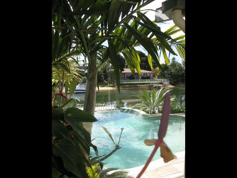 8 Rosemont Avenue, Broadbeach Waters QLD 4218
