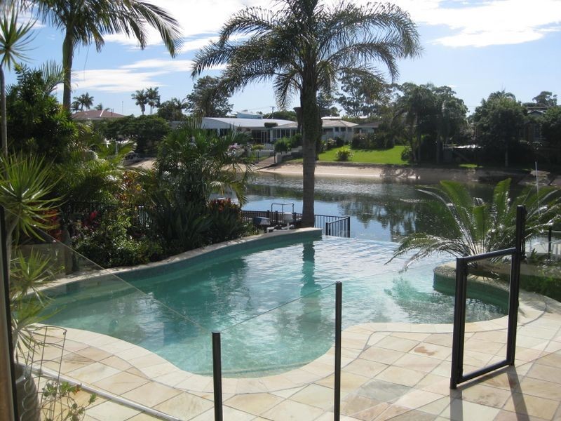 8 Rosemont Avenue, Broadbeach Waters QLD 4218