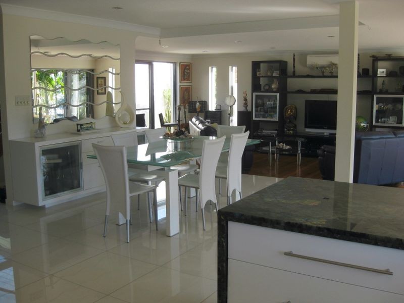 8 Rosemont Avenue, Broadbeach Waters QLD 4218