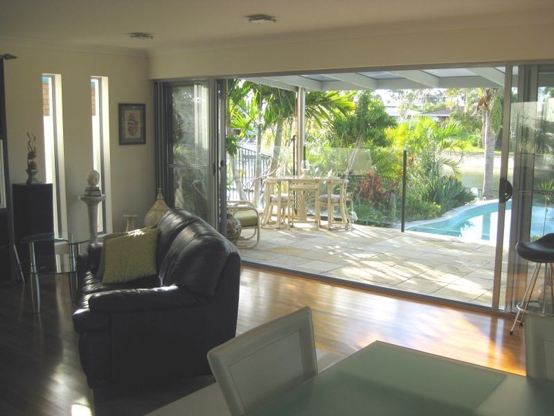8 Rosemont Avenue, Broadbeach Waters QLD 4218