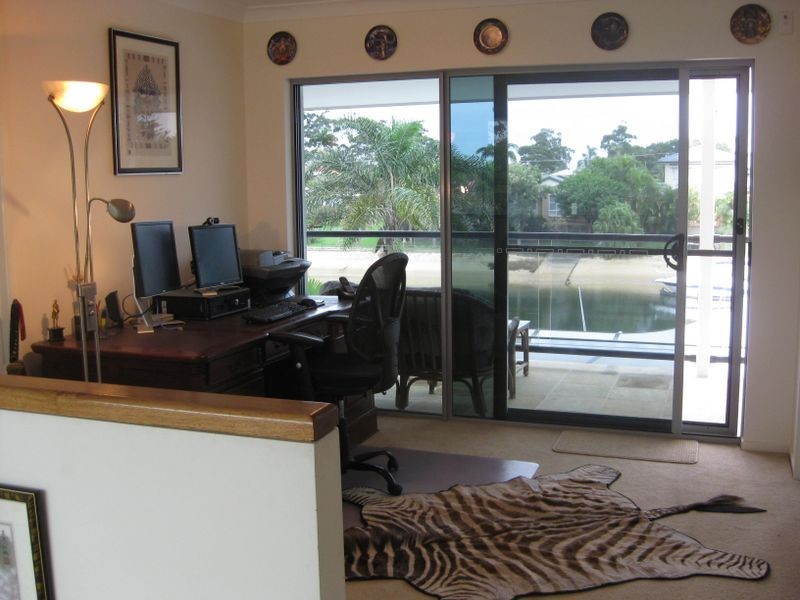 8 Rosemont Avenue, Broadbeach Waters QLD 4218