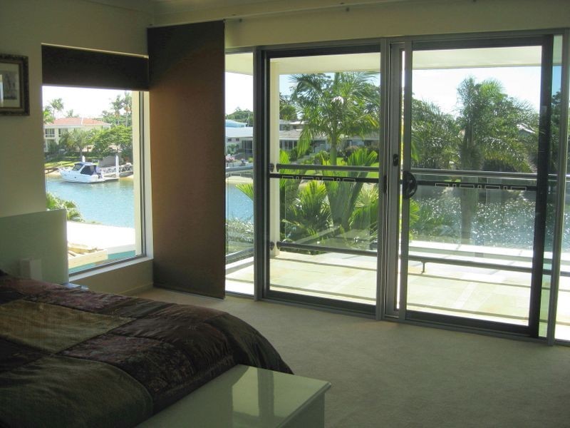 8 Rosemont Avenue, Broadbeach Waters QLD 4218