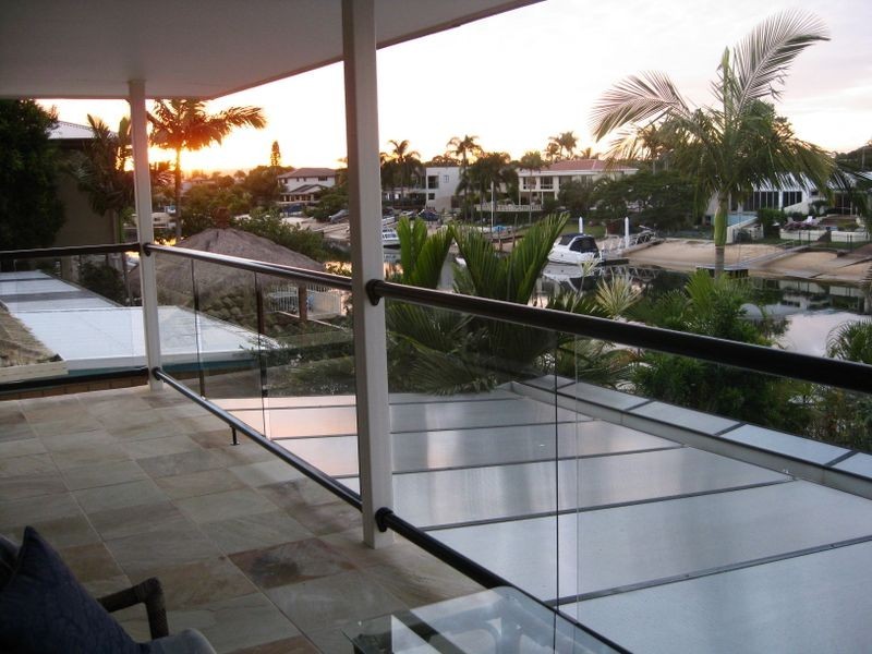 8 Rosemont Avenue, Broadbeach Waters QLD 4218