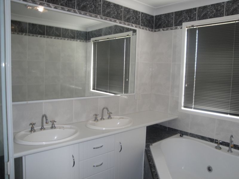 25 Gainsborough Drive, Varsity Lakes QLD 4227