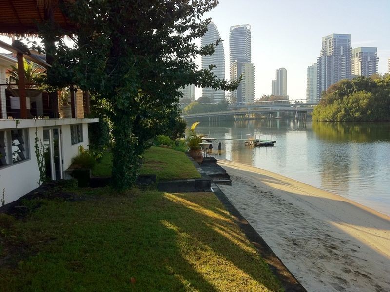 19 Miami Key, Broadbeach Waters QLD 4218