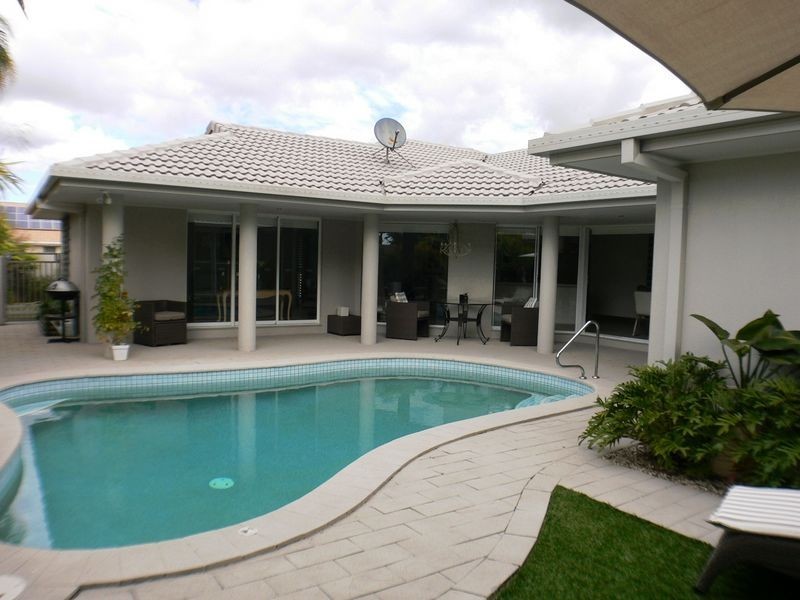 Clear Island Waters QLD 4226