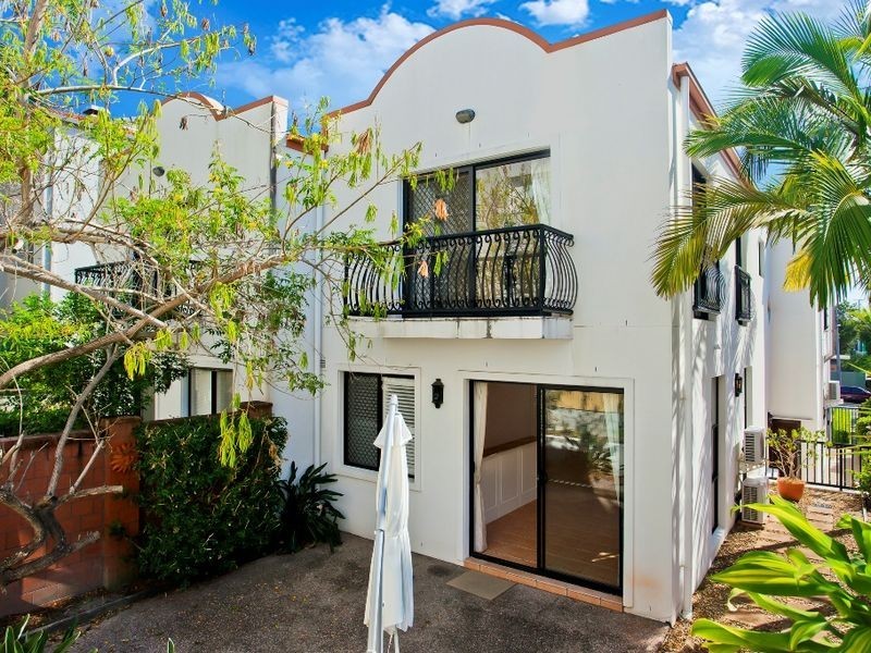 2/19 Jubilee Avenue, Broadbeach QLD 4218