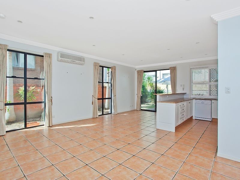 2/19 Jubilee Avenue, Broadbeach QLD 4218