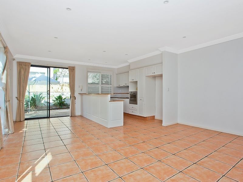 2/19 Jubilee Avenue, Broadbeach QLD 4218