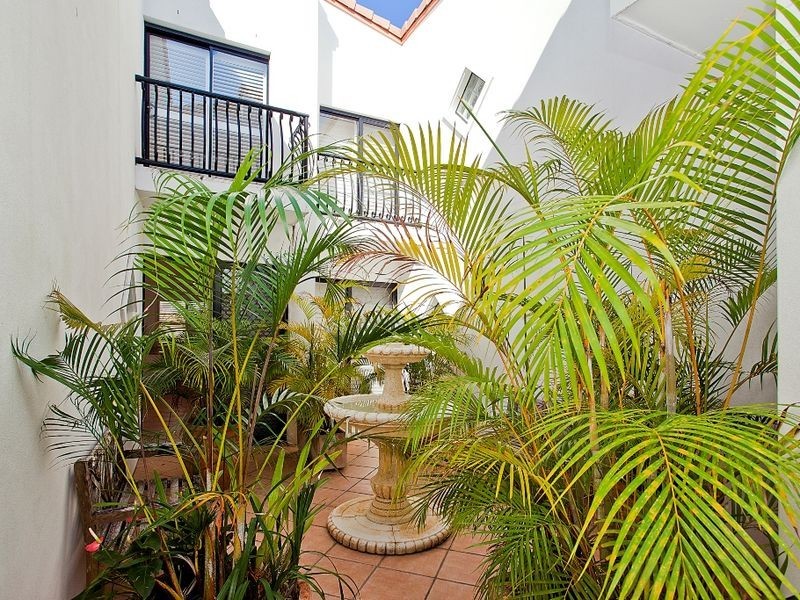 2/19 Jubilee Avenue, Broadbeach QLD 4218