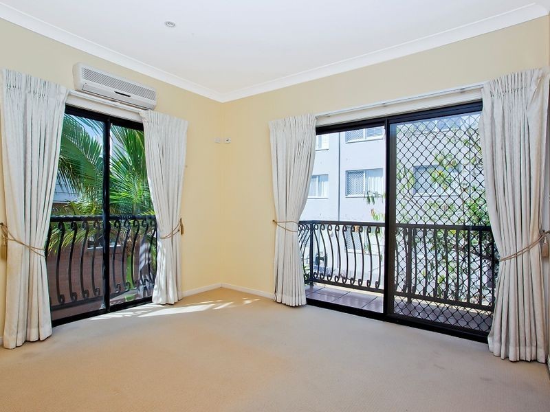 2/19 Jubilee Avenue, Broadbeach QLD 4218