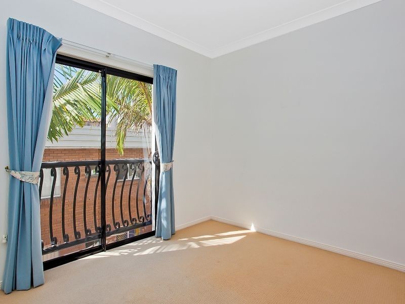 2/19 Jubilee Avenue, Broadbeach QLD 4218