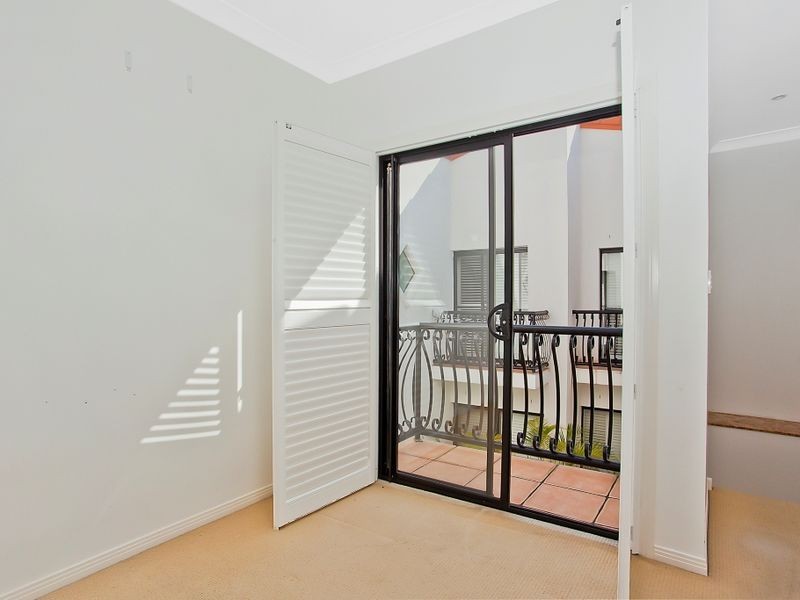2/19 Jubilee Avenue, Broadbeach QLD 4218