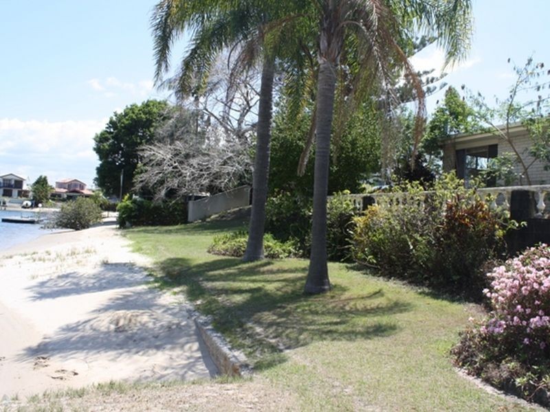 1 Sheridan Park Avenue, Broadbeach Waters QLD 4218