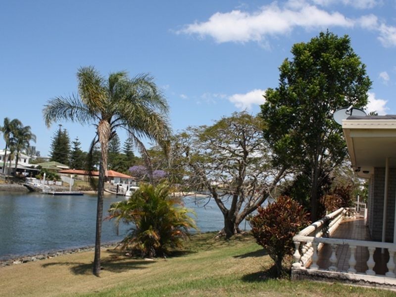1 Sheridan Park Avenue, Broadbeach Waters QLD 4218