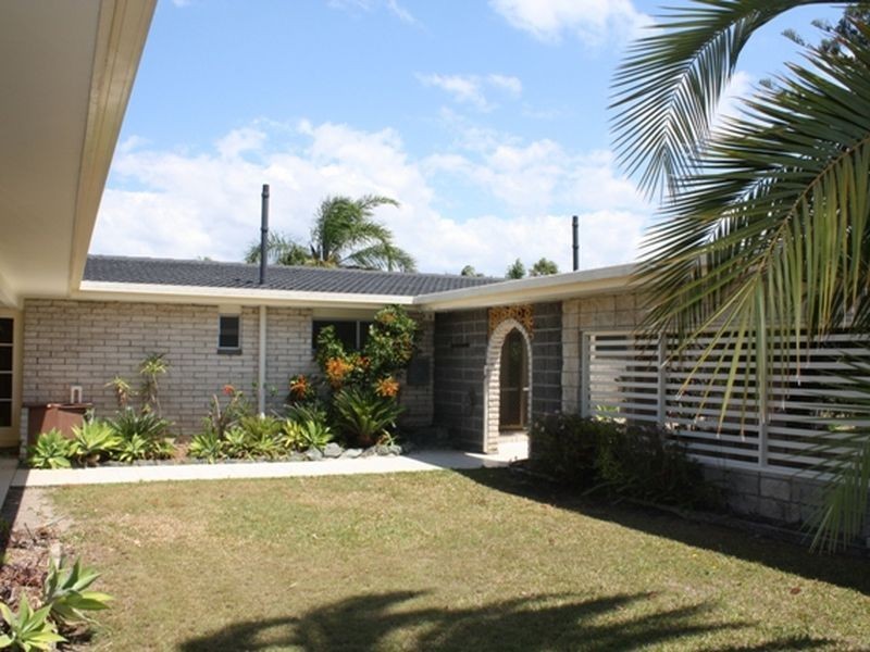 1 Sheridan Park Avenue, Broadbeach Waters QLD 4218