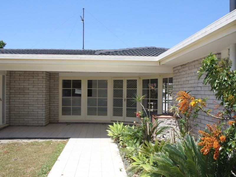 1 Sheridan Park Avenue, Broadbeach Waters QLD 4218