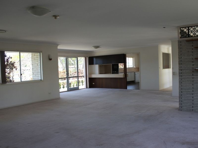 1 Sheridan Park Avenue, Broadbeach Waters QLD 4218