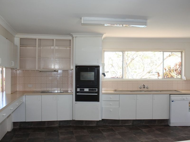 1 Sheridan Park Avenue, Broadbeach Waters QLD 4218