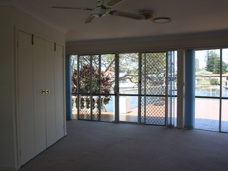 1 Sheridan Park Avenue, Broadbeach Waters QLD 4218