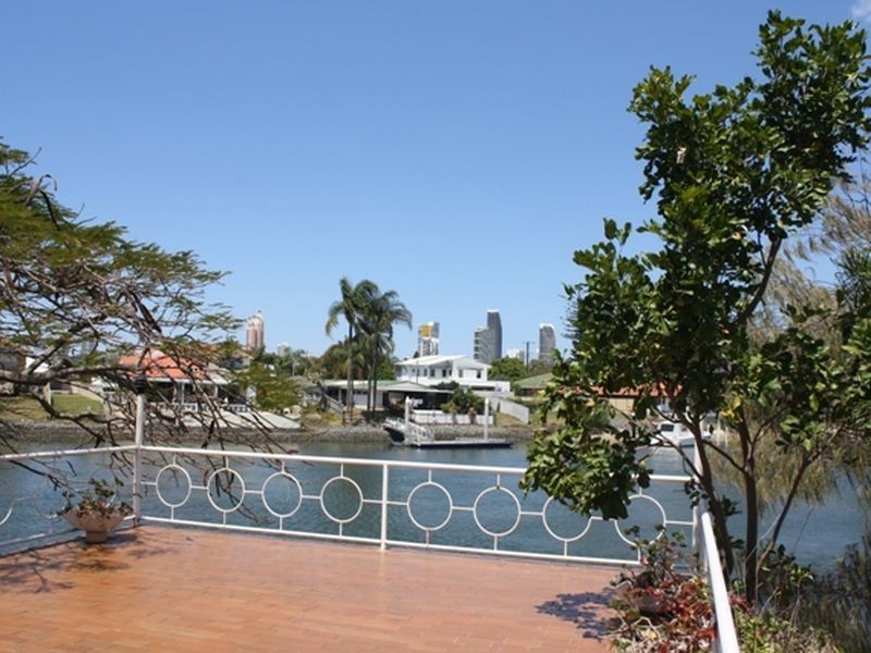 1 Sheridan Park Avenue, Broadbeach Waters QLD 4218