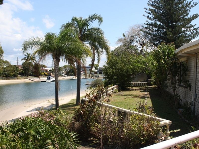 1 Sheridan Park Avenue, Broadbeach Waters QLD 4218