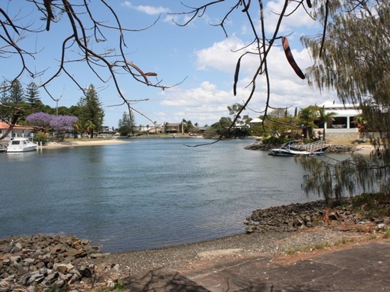 1 Sheridan Park Avenue, Broadbeach Waters QLD 4218