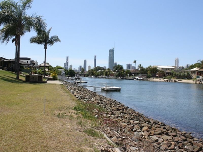 1 Sheridan Park Avenue, Broadbeach Waters QLD 4218