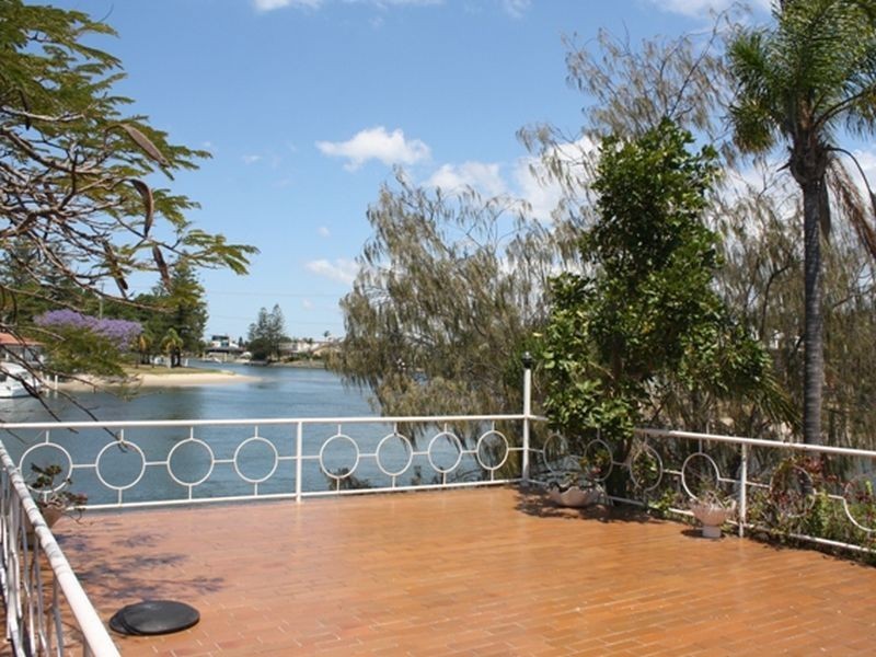 1 Sheridan Park Avenue, Broadbeach Waters QLD 4218