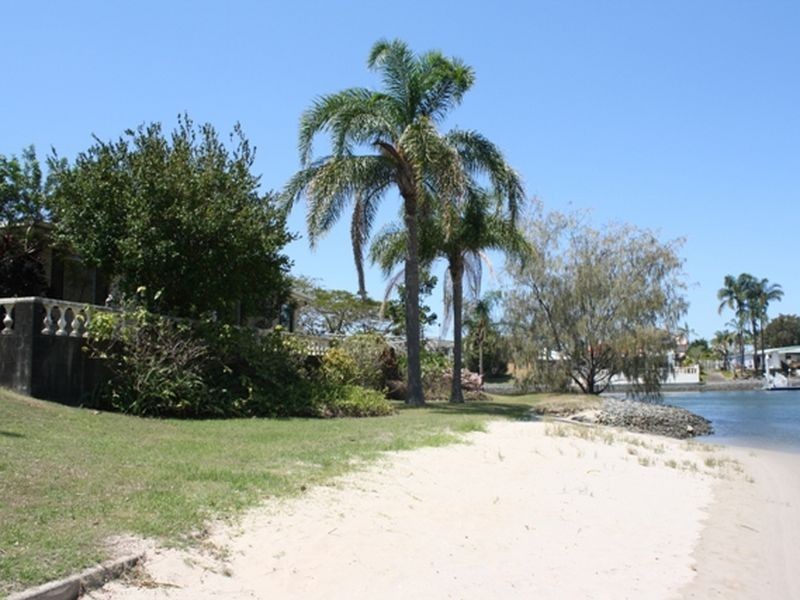 1 Sheridan Park Avenue, Broadbeach Waters QLD 4218