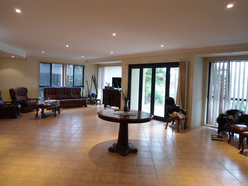 36 T E Peters Drive, Broadbeach Waters QLD 4218