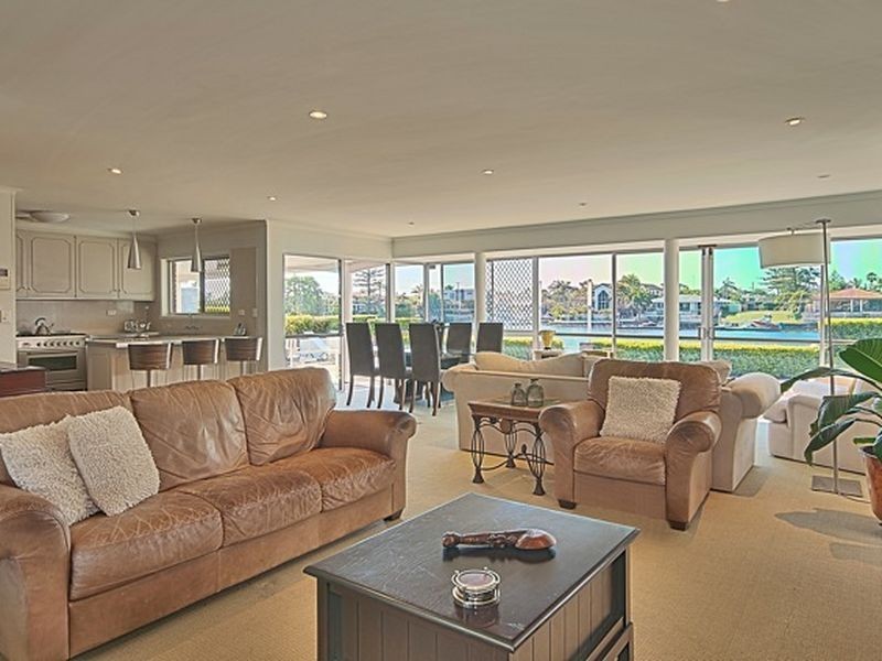 11 Cleland Crescent, Broadbeach Waters QLD 4218