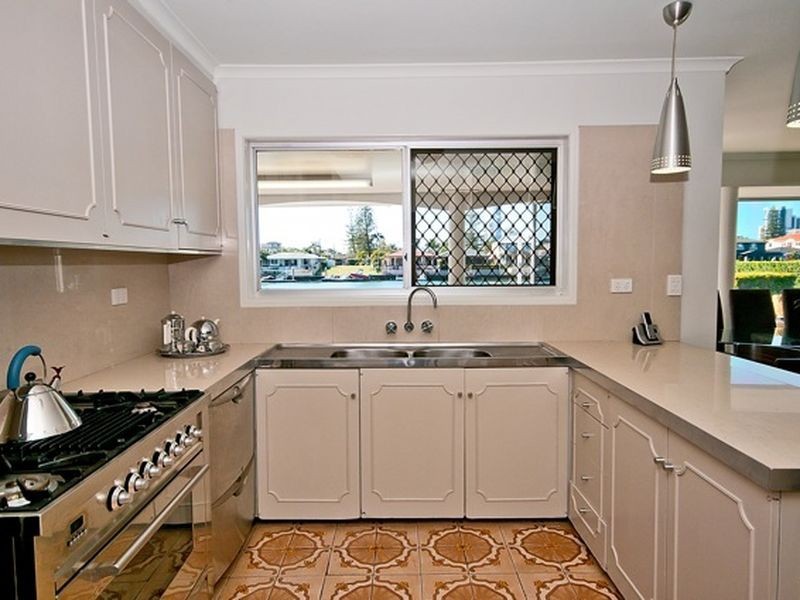 11 Cleland Crescent, Broadbeach Waters QLD 4218