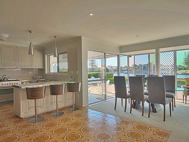 11 Cleland Crescent, Broadbeach Waters QLD 4218