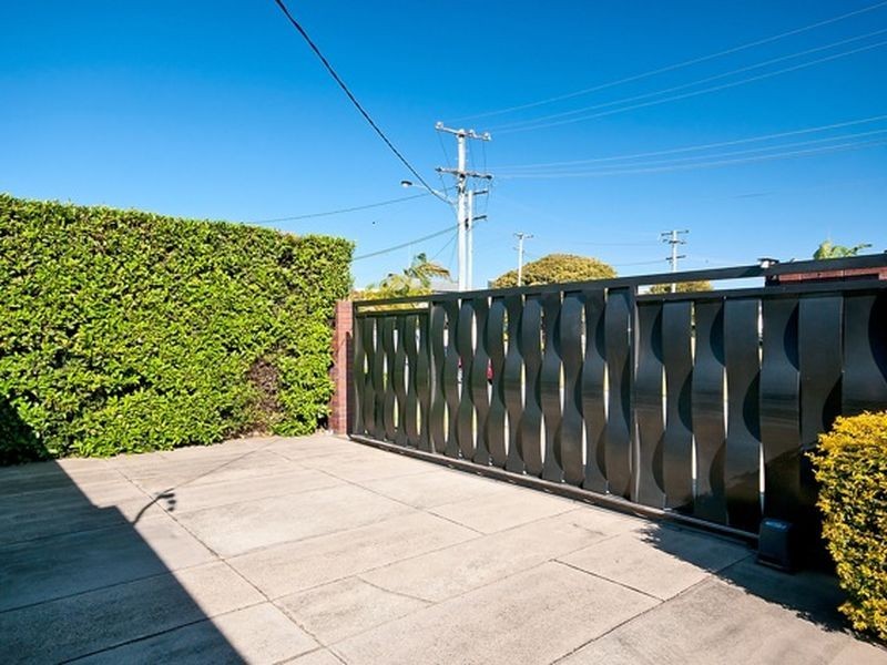11 Cleland Crescent, Broadbeach Waters QLD 4218