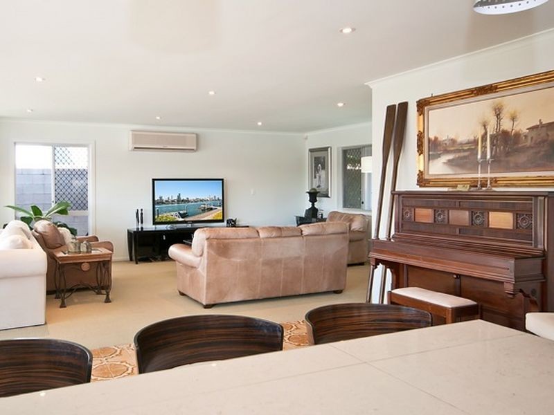 11 Cleland Crescent, Broadbeach Waters QLD 4218