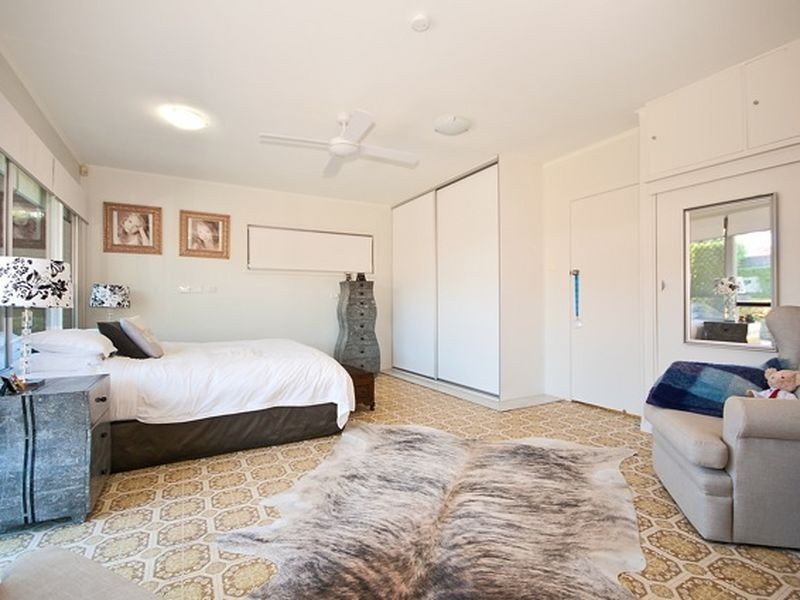 11 Cleland Crescent, Broadbeach Waters QLD 4218