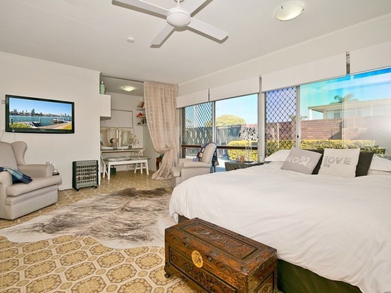 11 Cleland Crescent, Broadbeach Waters QLD 4218