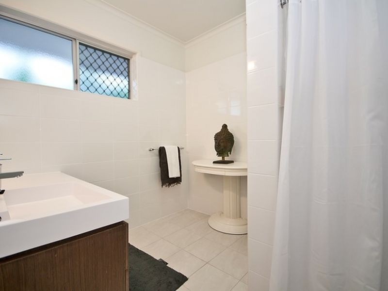 11 Cleland Crescent, Broadbeach Waters QLD 4218
