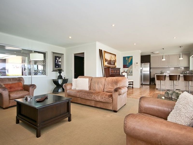 11 Cleland Crescent, Broadbeach Waters QLD 4218