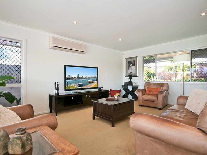 11 Cleland Crescent, Broadbeach Waters QLD 4218