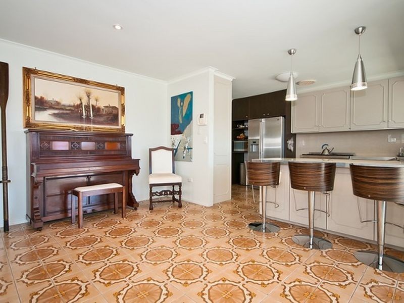 11 Cleland Crescent, Broadbeach Waters QLD 4218